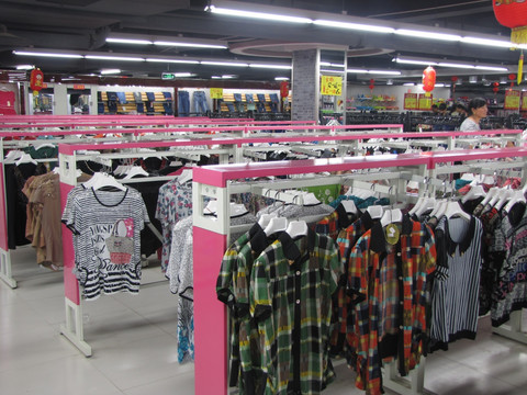 商場(chǎng)服裝展示零售店