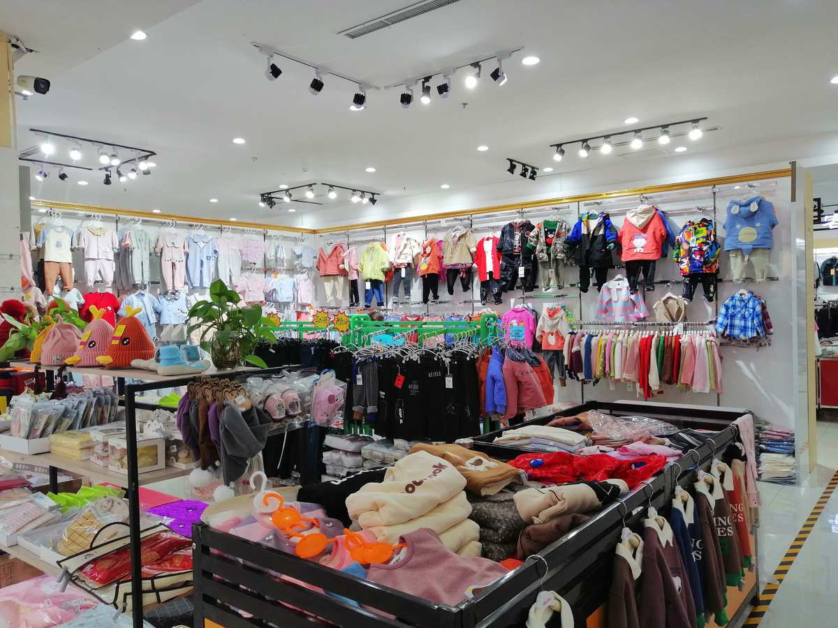 女性選擇時(shí)尚服裝零售商店在城市購物中心, 銷售理念照片-.